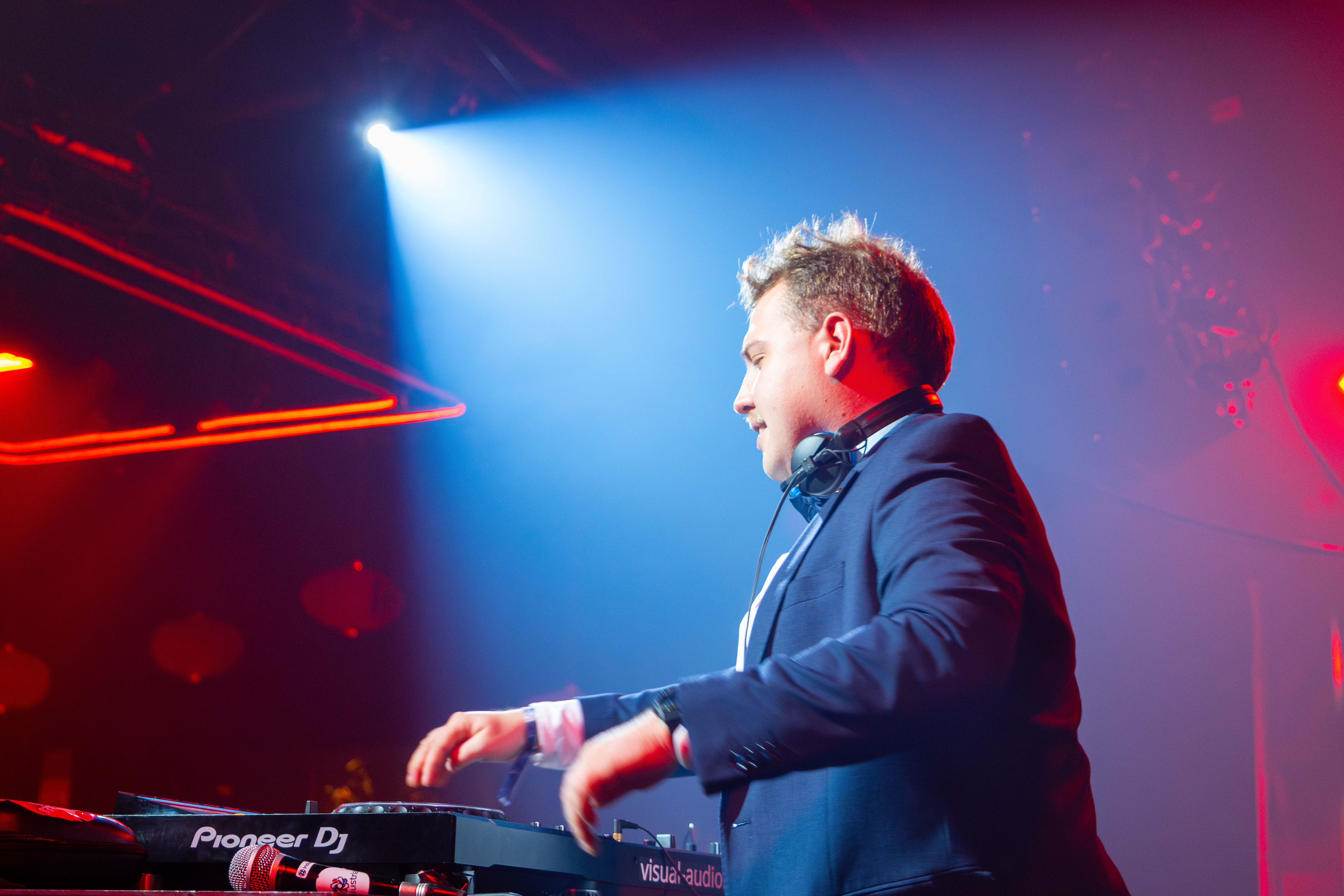 DJ